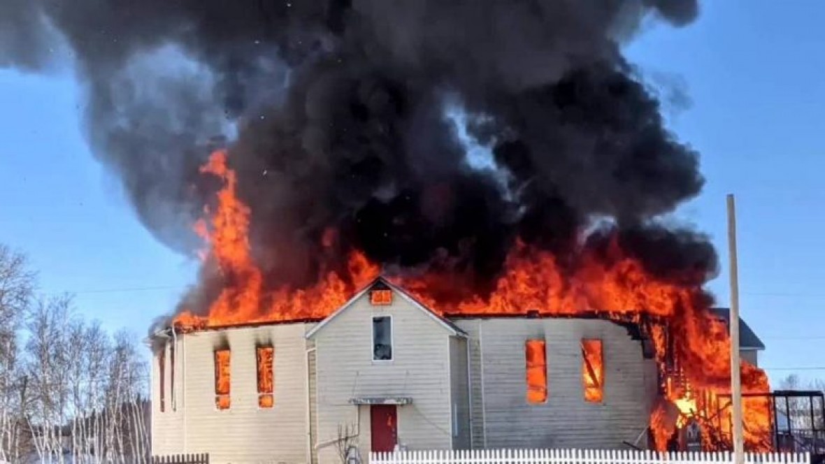 Canadá: Queman iglesias católicas tras hallazgo de tumbas de niños indígenas - El Extremo Sur Canadá: Queman iglesias católicas tras hallazgo de tumbas de niños indígenas - El Extremo Sur