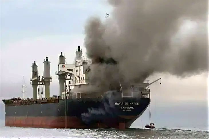 Irán asegura que dos misiles impactaron contra un buque de EEUU en el  estrecho de Ormuz - El Extremo Sur
